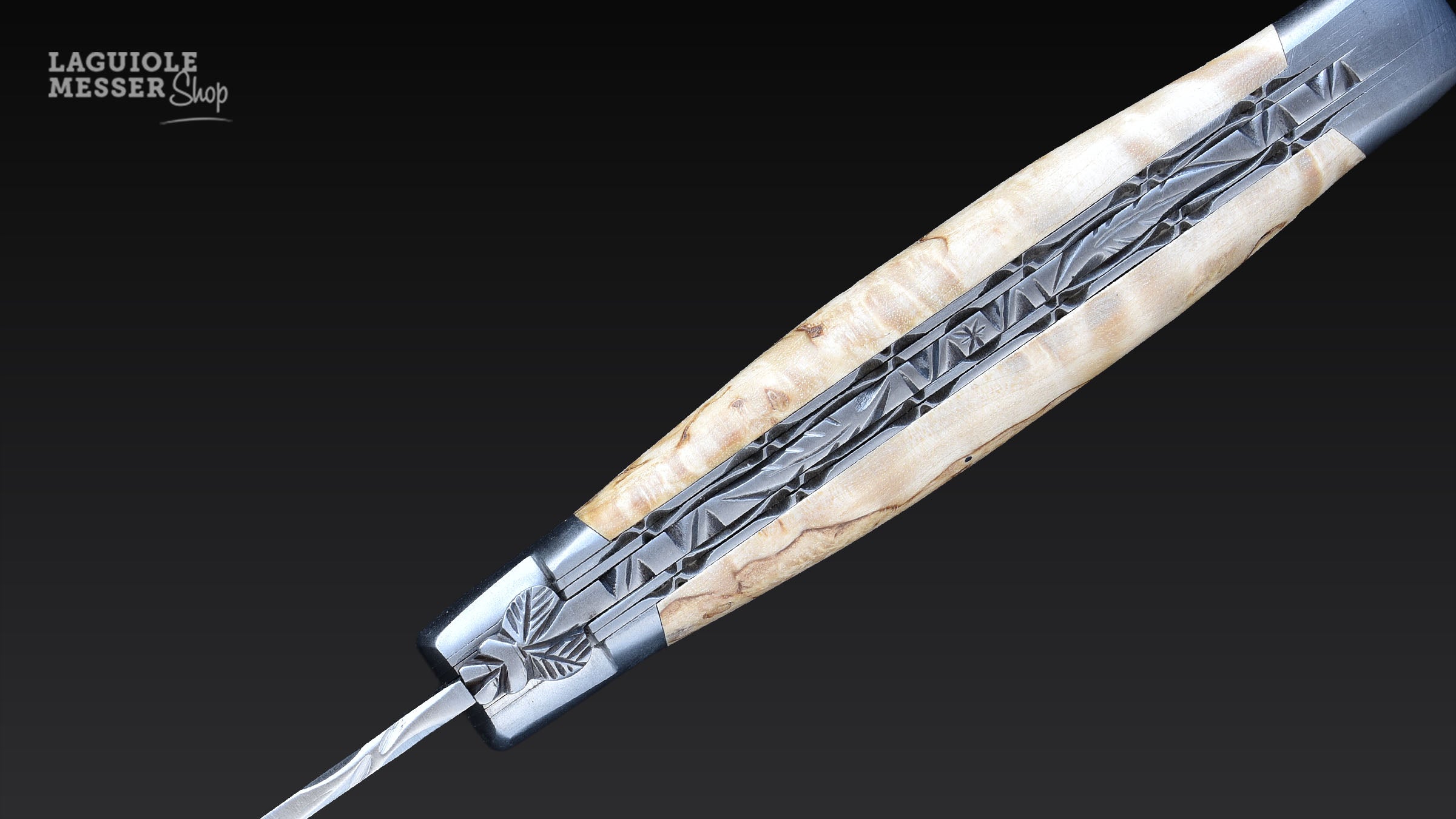 Detail eines Laguiole Taschenmessers mit hellem Bouleau-Griff und ziselierter Doppelplatine