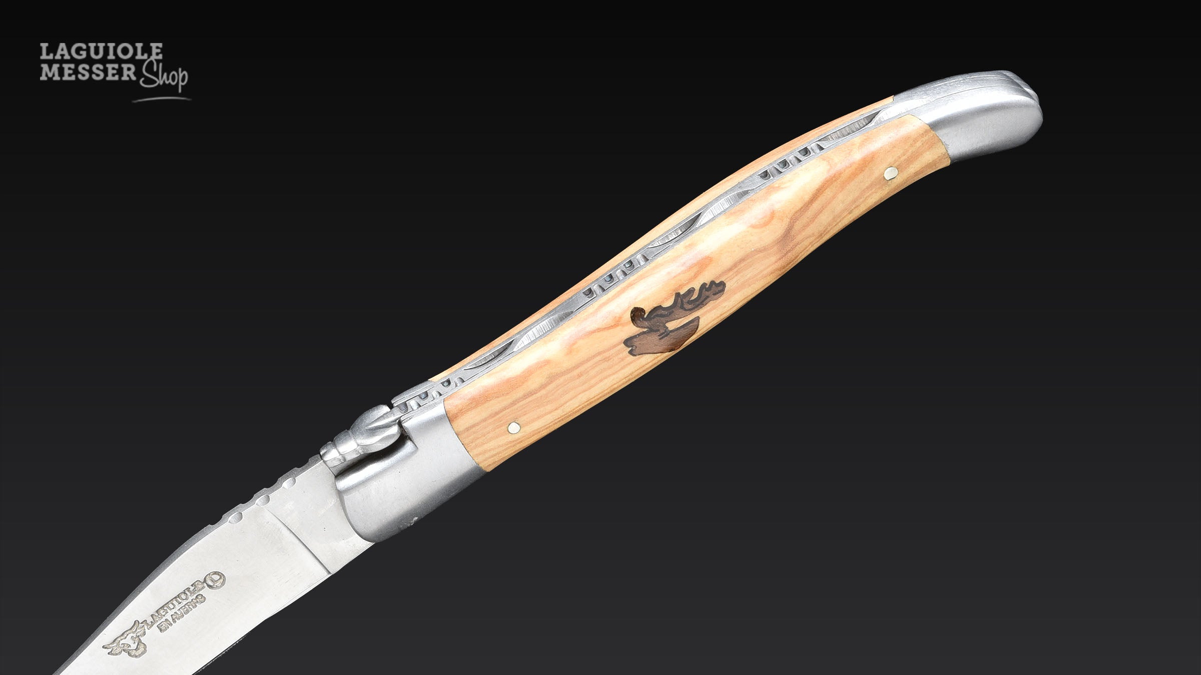 Detailansicht Hirsch-Intarsie im Naturholzgriff eines Laguiole en Aubrac Taschenmessers