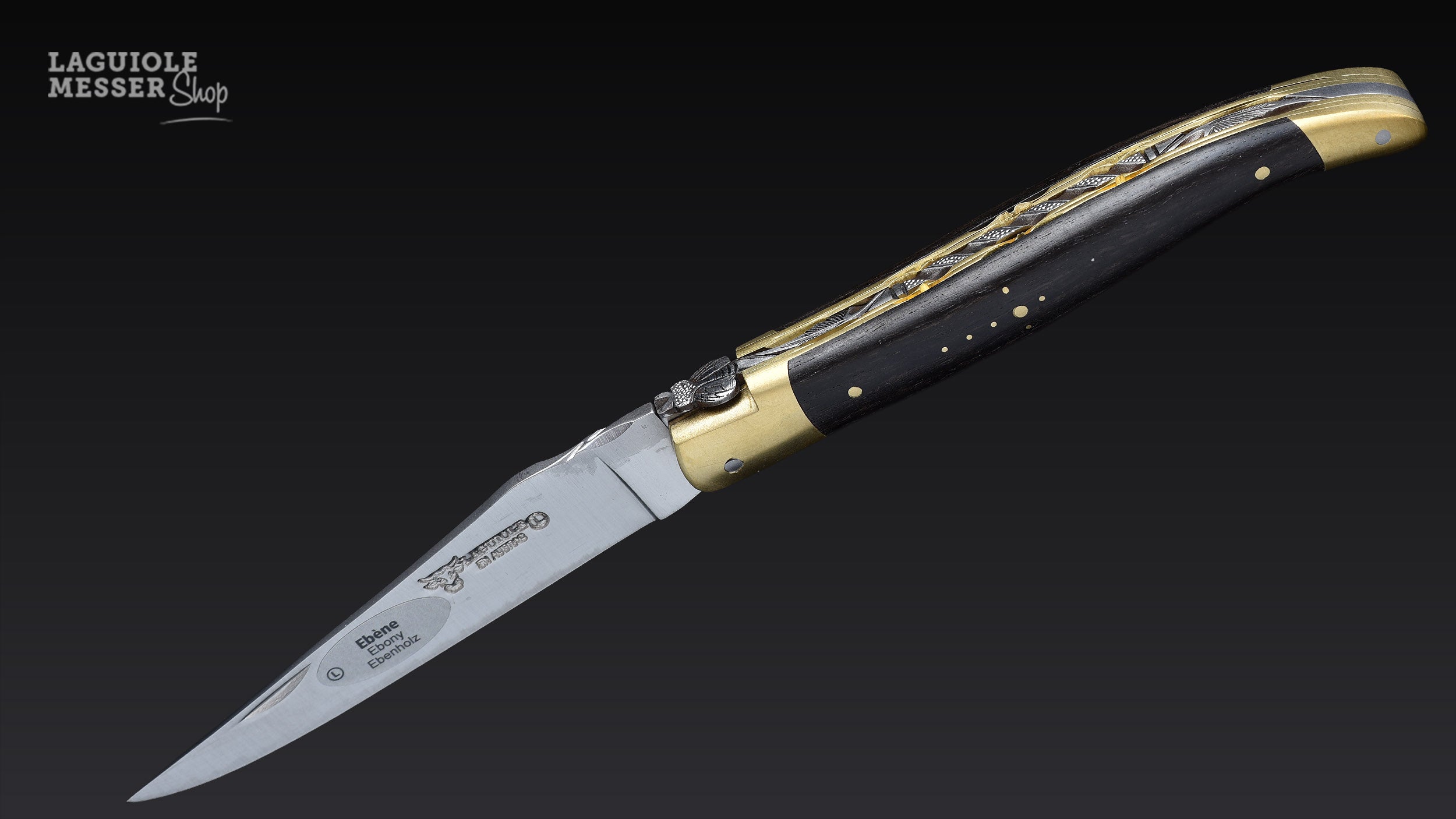 Laguiole en Aubrac Taschenmesser mit Ebenholzgriff, Messingbacken und geöffneter Klinge