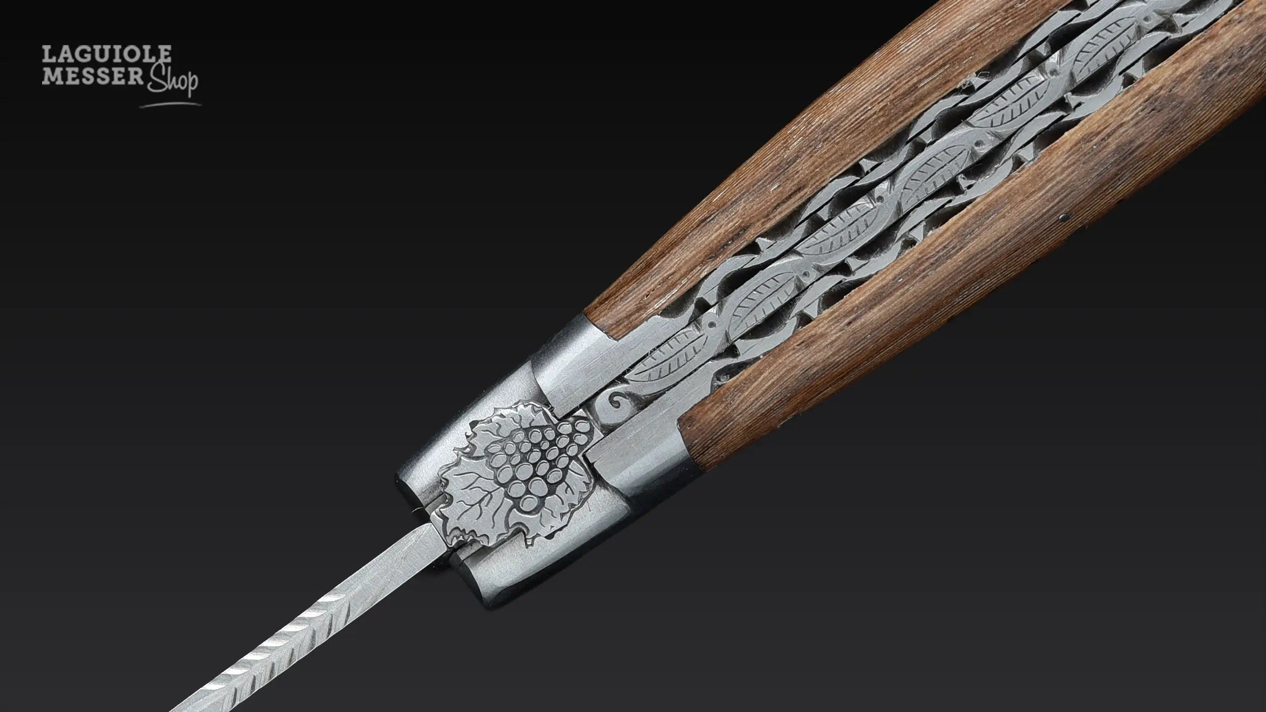 Detailaufnahme der Reben-Biene und des handverzierten Ressorts am Laguiole en Aubrac Taschenmesser