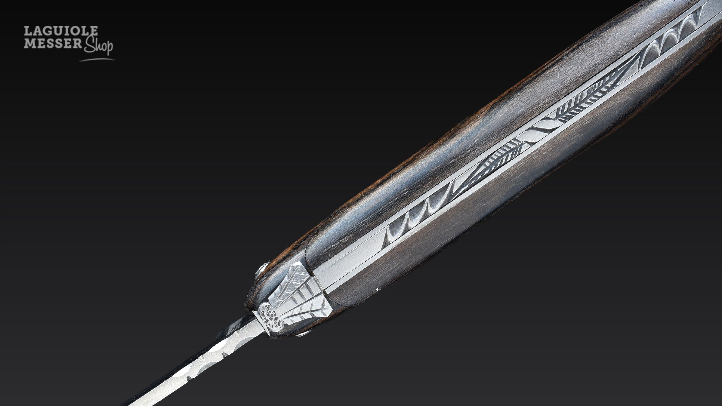 Detail eines Laguiole Taschenmessers mit Ziricote-Holzgriff und Biene