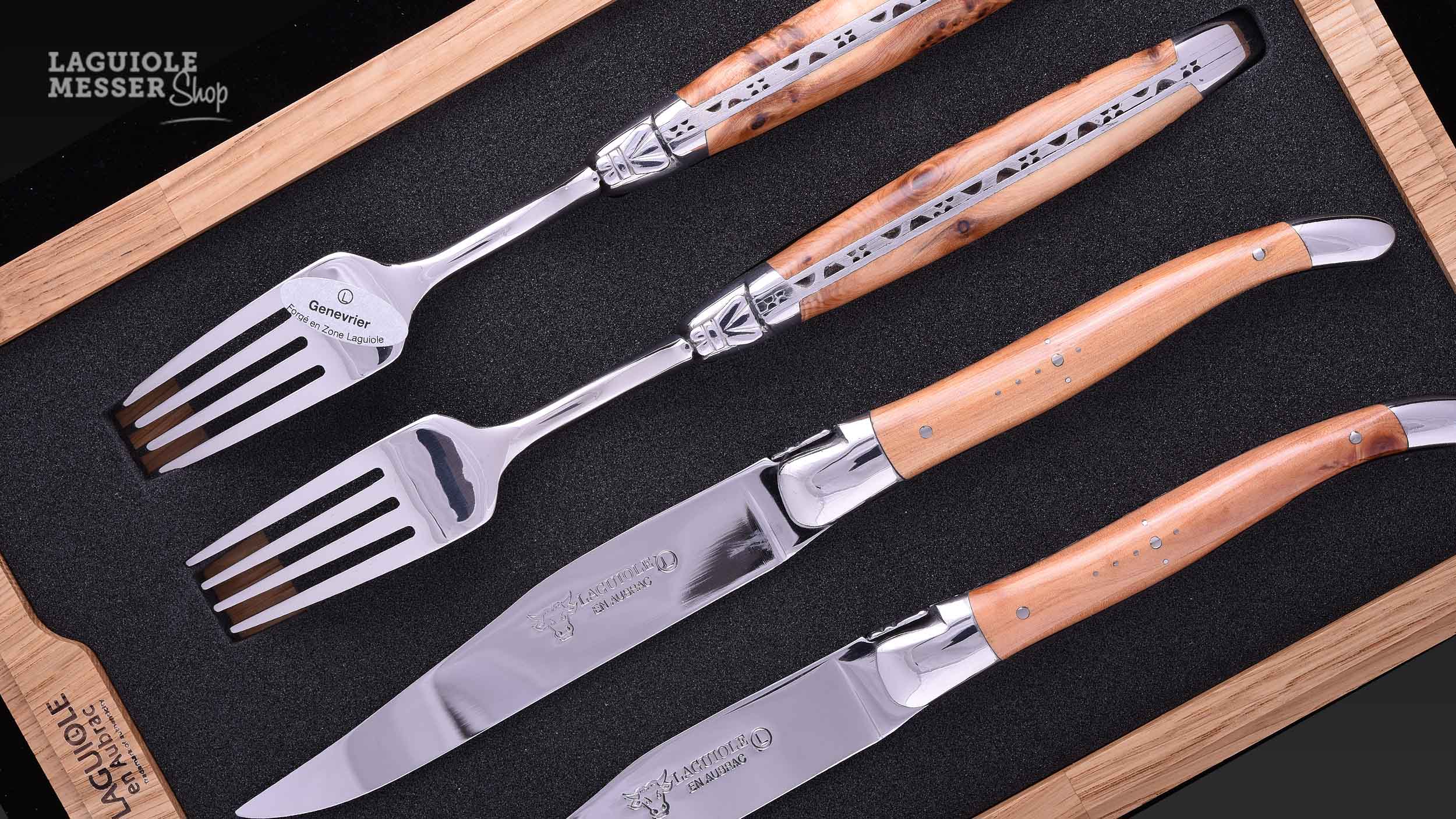 Zwei Steakmesser und zwei Gabeln aus Wacholderholz im Laguiole-Stil