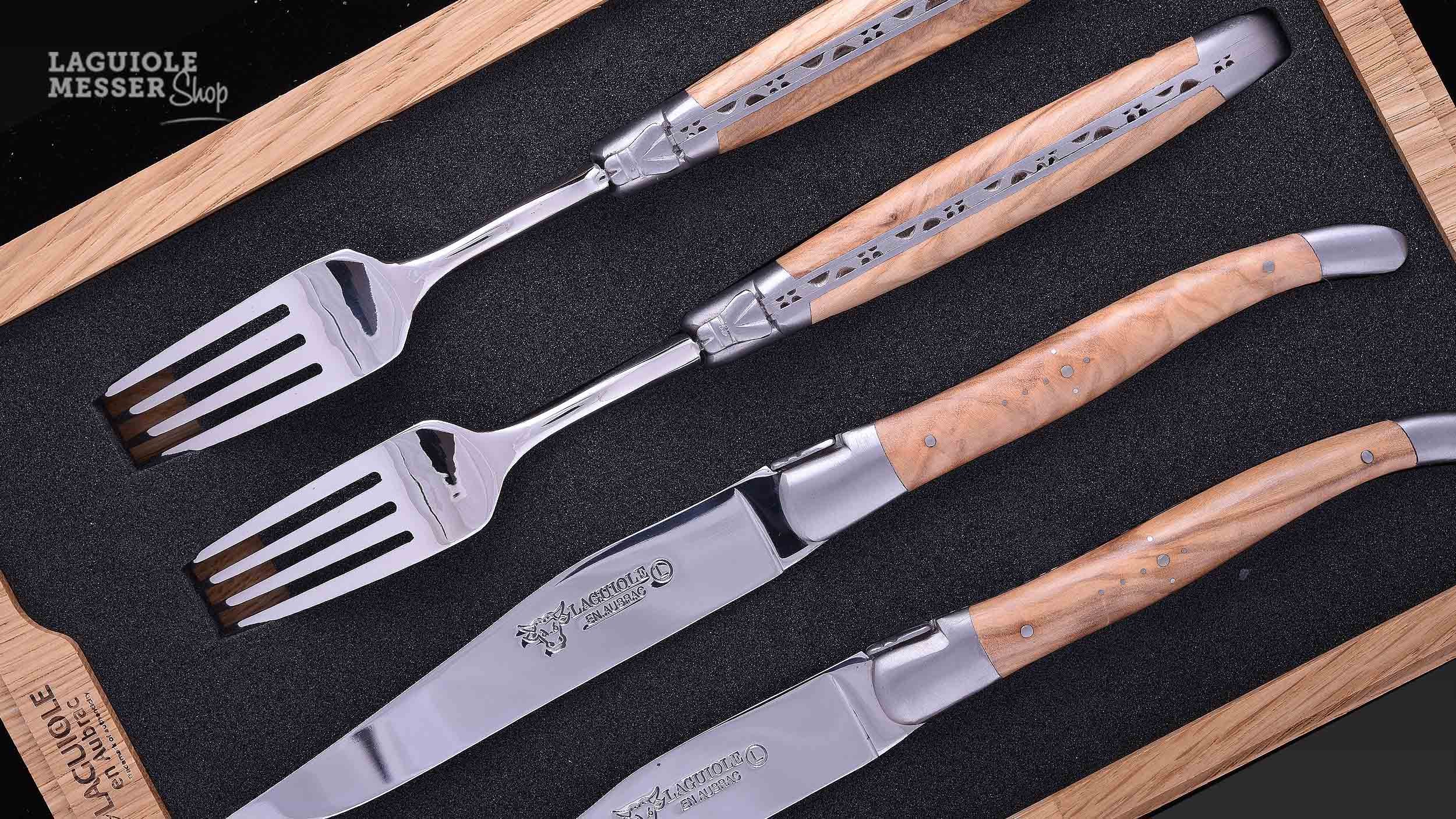 Zwei Steakmesser und zwei Gabeln aus Olivenholz im Laguiole-Stil