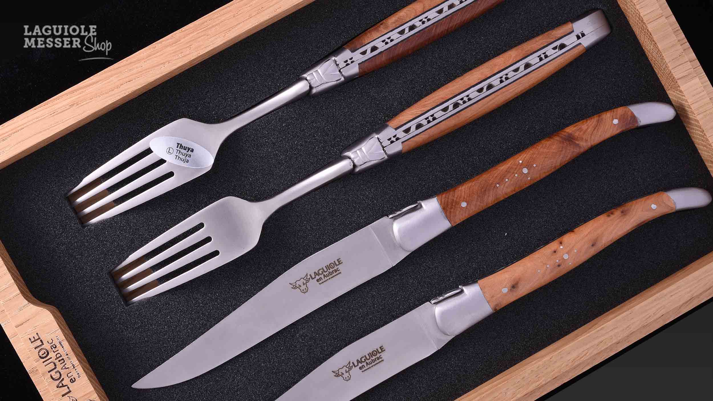 Zwei Steakmesser und zwei Gabeln aus Thujaholz satiniert von Laguiole en Aubrac