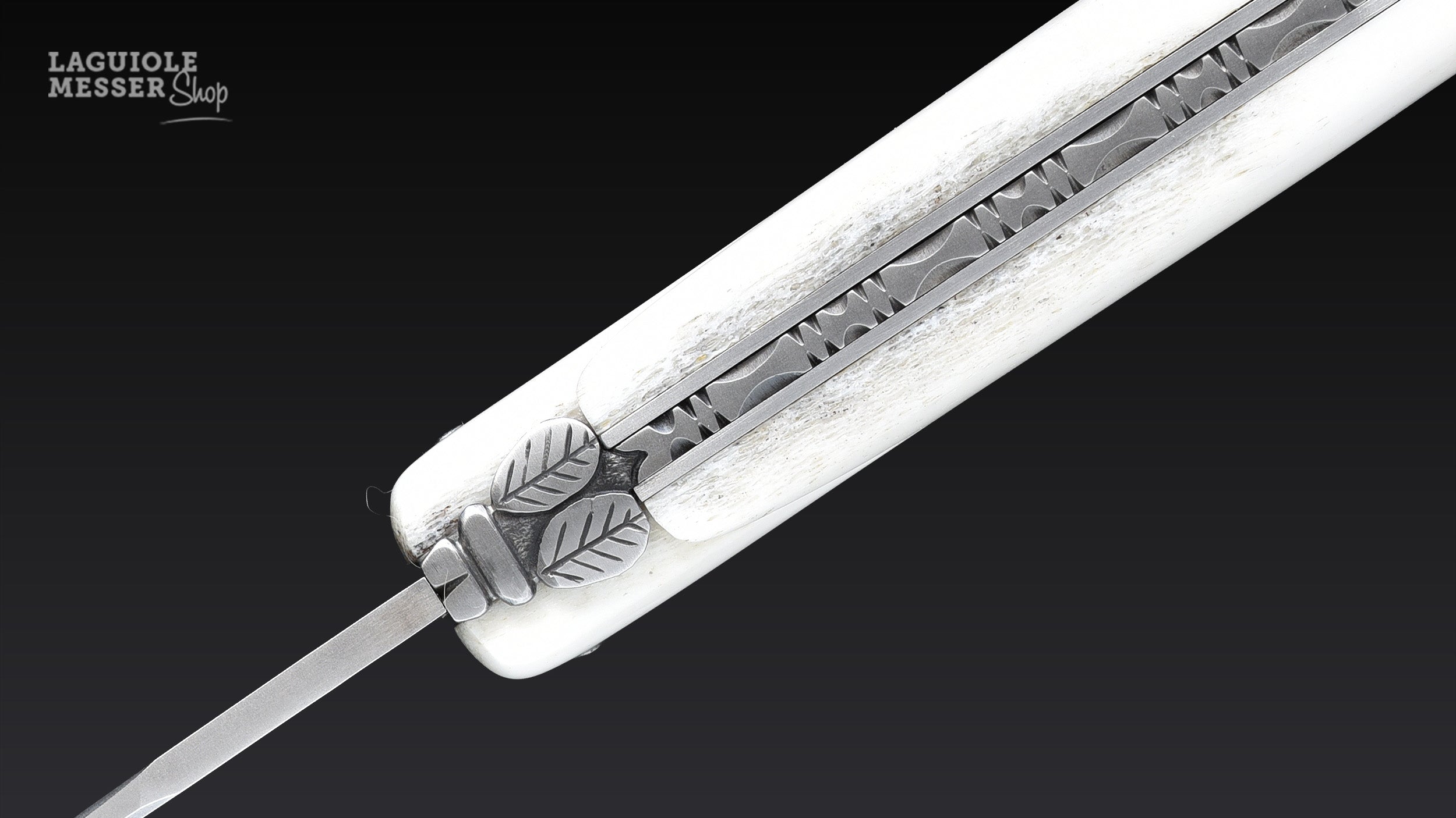 Detail des Laguiole Taschenmessers von Virgilio Muñoz mit Hirschhorn, geschmiedeter Mouche und fein guillochiertem Ressort