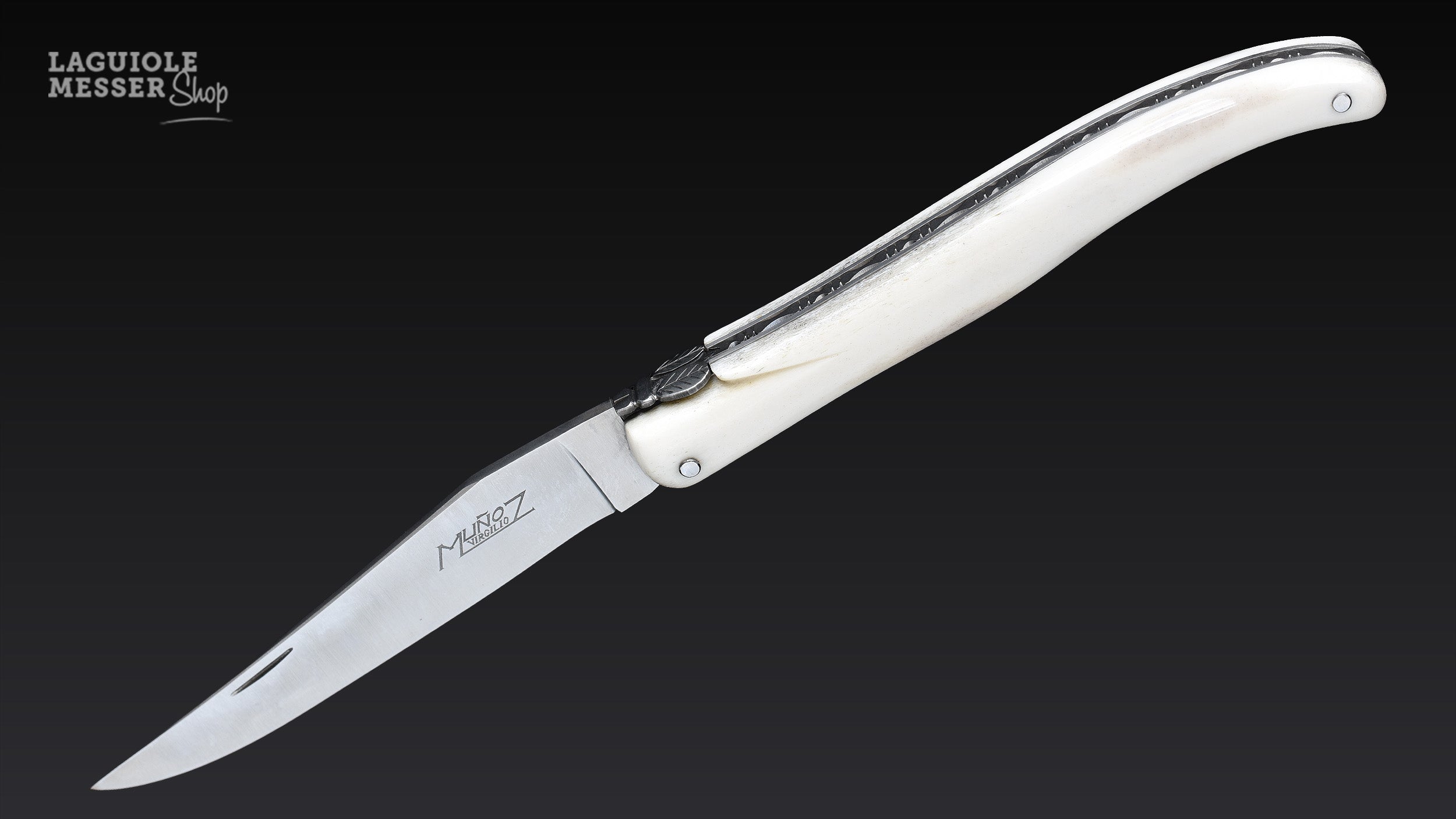Laguiole Taschenmesser von Virgilio Muñoz mit Griff aus Hirschhorn, geöffneter Klinge mit Signatur und fein gearbeiteter Mouche
