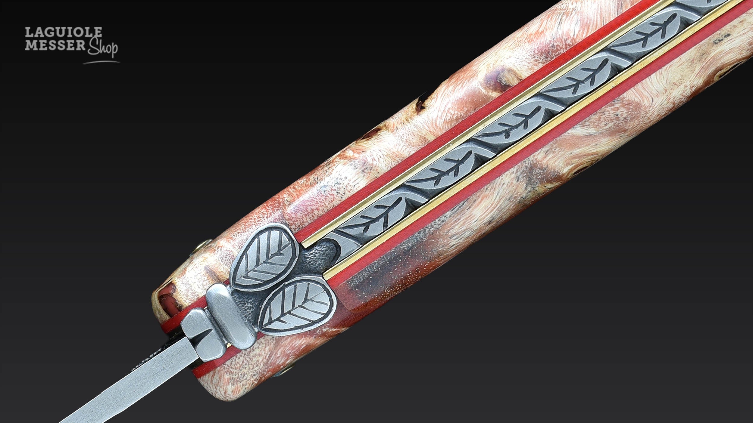 Detail des Laguiole Taschenmessers von Virgilio Muñoz mit Kastanienholz, roter Einlage, geschmiedeter Mouche und Blattverzierung im Ressort
