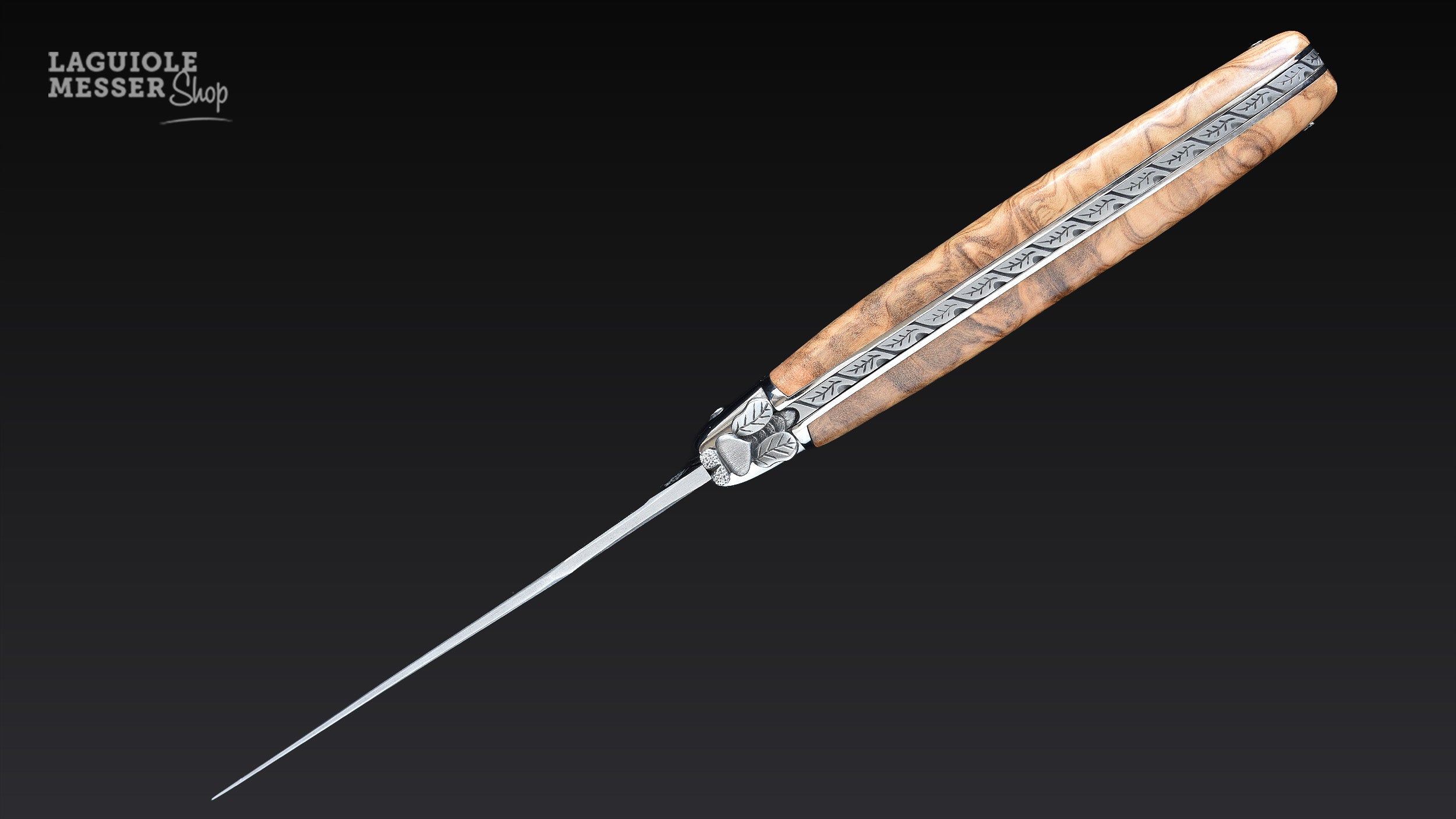 Rückenansicht Laguiole Taschenmesser von Virgilio Muñoz mit Olivenholzgriff, verziertem Ressort und eleganter Rückenansicht